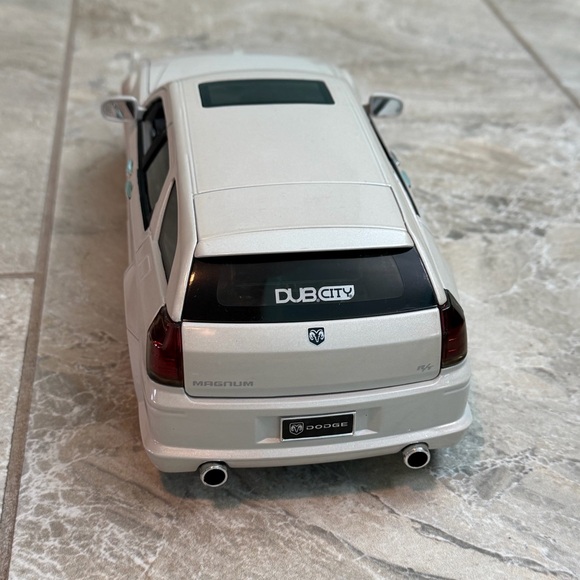 Dodge Magnum Diecast Car 1/18 Scale - Picture 4 of 7